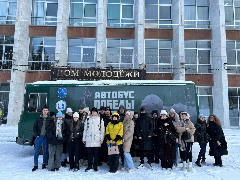 Студенты Пензенского казачьего института технологий посетили передвижной музей «Автобус Победы»