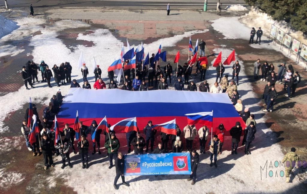 «10 лет вместе и навсегда!»: в Пензе прошел торжественный митинг в честь 10-летия воссоединения Крыма с Россией