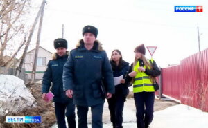 Студенты-пожарные в рейде по жилому сектору.