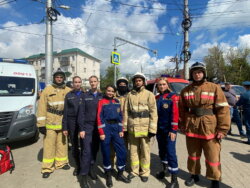 Студенты-пожарные участвуют в учениях на торговый центр Сан и Март