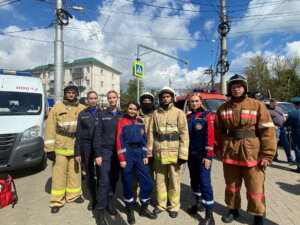 Студенты-пожарные участвуют в учениях на торговый центр Сан и Март