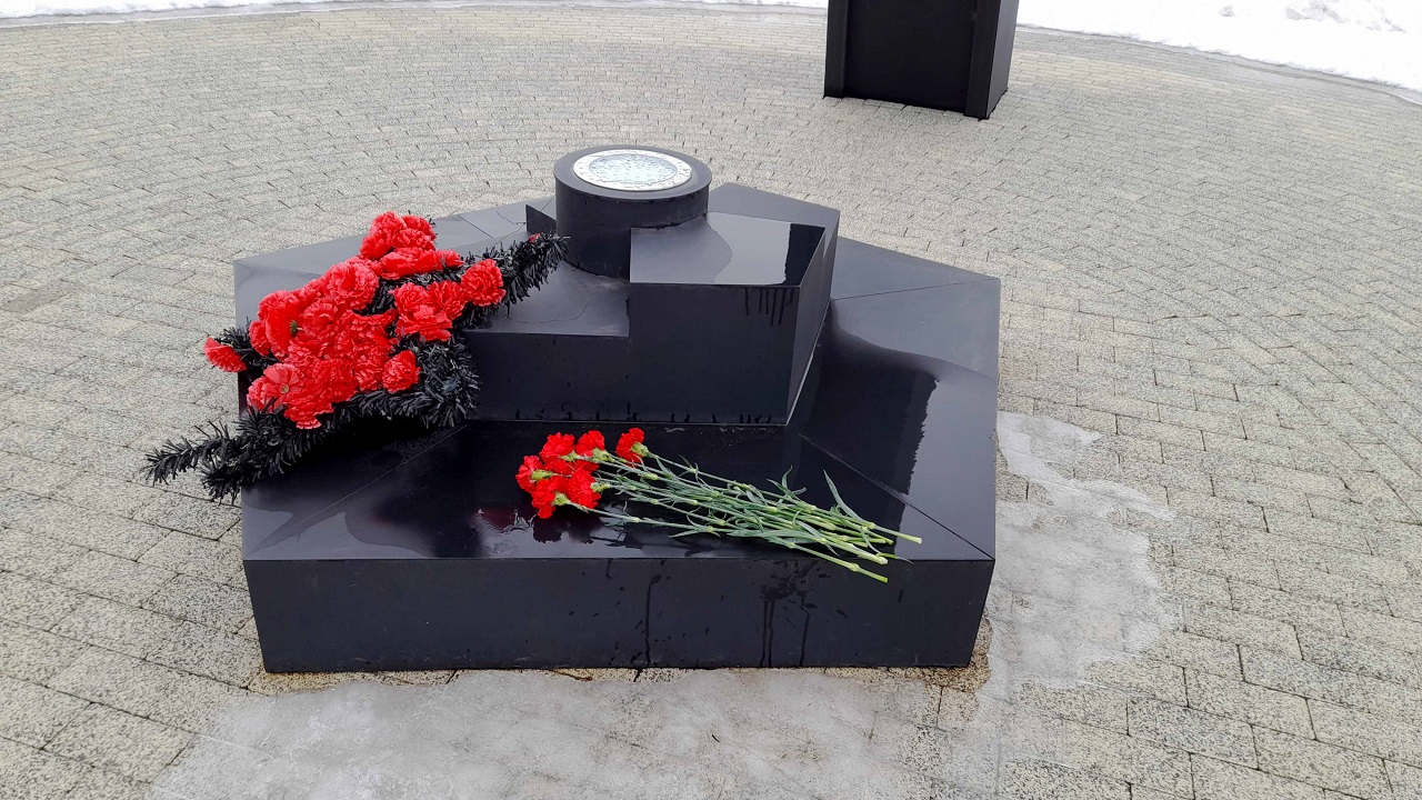 Возложение цветов студентами к Монументу воинской и трудовой Славы