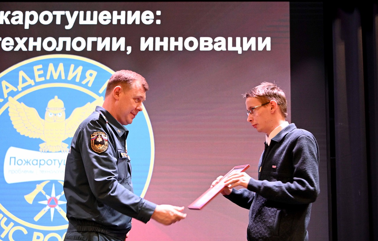 Студента нашей кафедры наградил генерал-лейтенант внутренней службы В.С Бутко