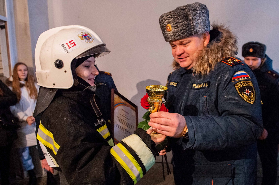 Аварийно-спасательные работы связанные с тушением пожаров. Вызов пожарных. Включи видео пожарный. Пожарник. Пожарный десант картинки.