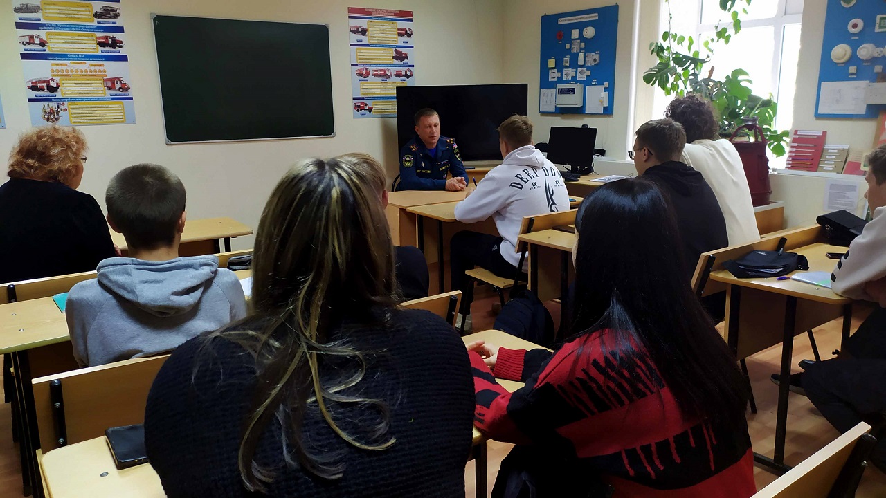 Со студентами пожарного колледжа встретился начальник управления кадров Главного управления МЧС России по Пензенской области