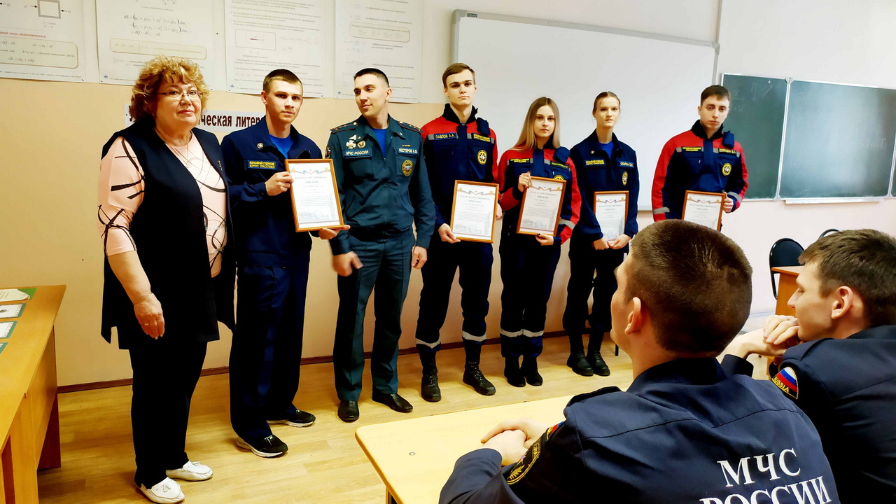 Студентов-спасателей наградили сотрудники МЧС России